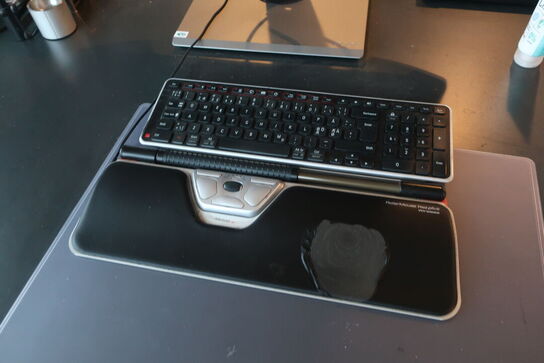 El. hæve/sænke skrivebord med indhold samt kontorstol