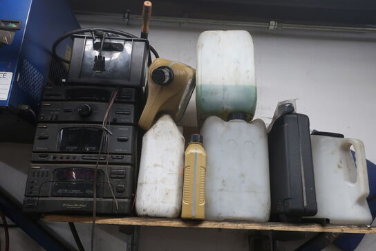 Arbejdsbord samt tavle med indhold