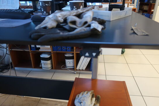 El. hæve/sænke skrivebord med indhold