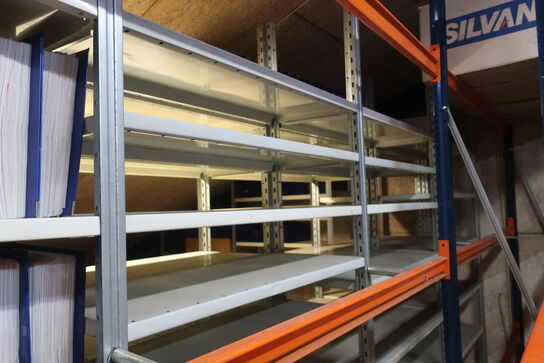 9 fag lagerreoler uden indhold samt ekstra hylder