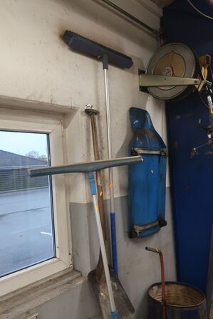 Kost, svaber, skovl m.v. 