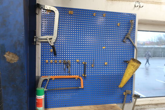 Hylde samt tavle med indhold