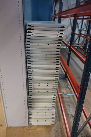 9 fag lagerreoler uden indhold samt ekstra hylder