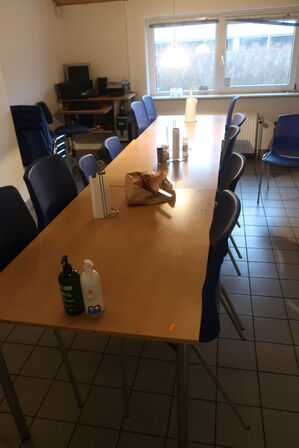 3 stk. borde samt 16 stk. stole