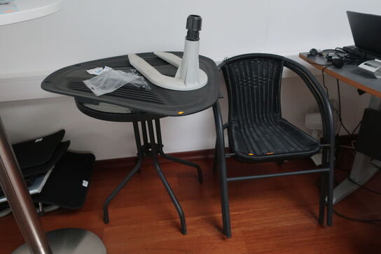 2 stk. borde samt 2 stk. stole 