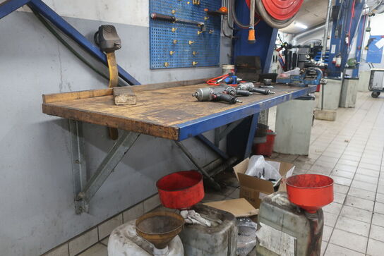 Arbejdsbord samt tavle med indhold