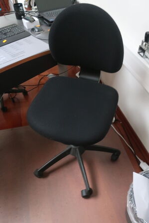 El. hæve/sænke skrivebord med indhold samt kontorstol