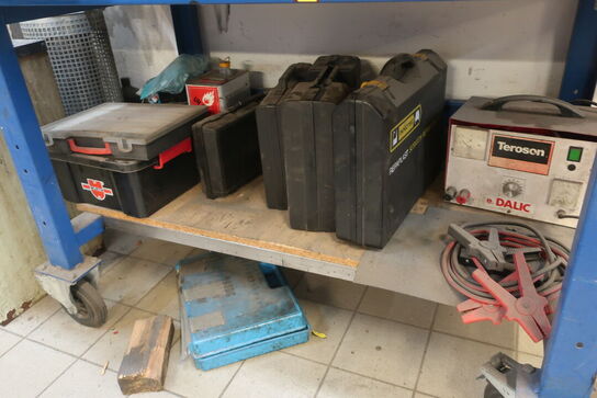 Værkstedsbord med indhold samt tavle med indhold