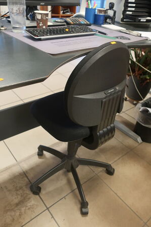 El. hæve/sænke skrivebord med indhold samt kontorstol