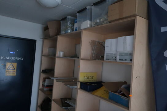 3 stk. reoler med indhold