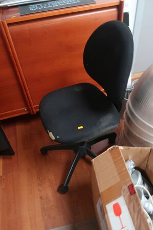 El. hæve/sænke skrivebord med indhold samt kontorstol