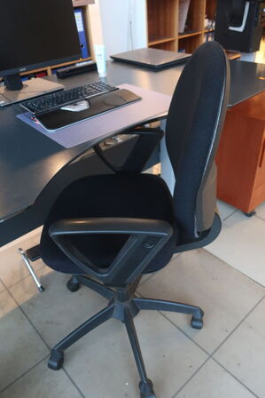 El. hæve/sænke skrivebord med indhold samt kontorstol