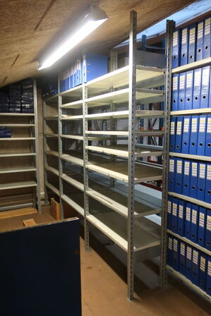 9 fag lagerreoler uden indhold samt ekstra hylder