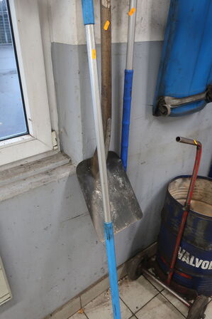 Kost, svaber, skovl m.v. 