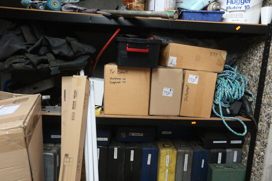 Reol med indhold samt støvsugere