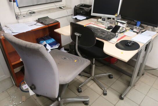 Skrivebord med indhold samt 2 stk. kontorstole