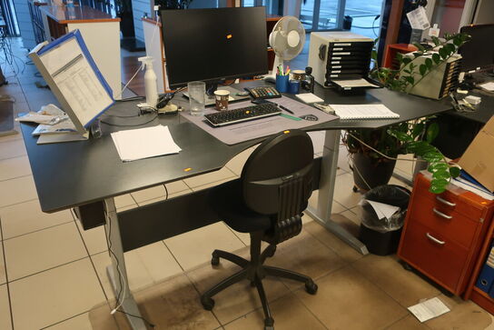 El. hæve/sænke skrivebord med indhold samt kontorstol