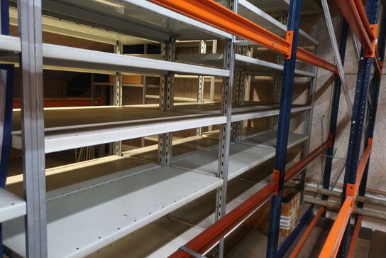 9 fag lagerreoler uden indhold samt ekstra hylder