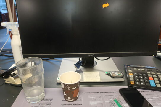 El. hæve/sænke skrivebord med indhold samt kontorstol