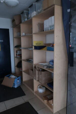 3 stk. reoler med indhold