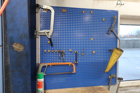 Hylde samt tavle med indhold