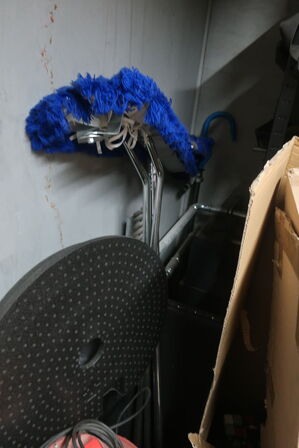 Reol med indhold samt støvsugere