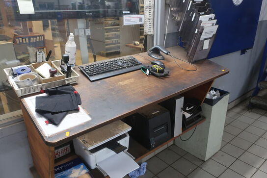 Arbejdsbord med indhold (læs beskrivelse)