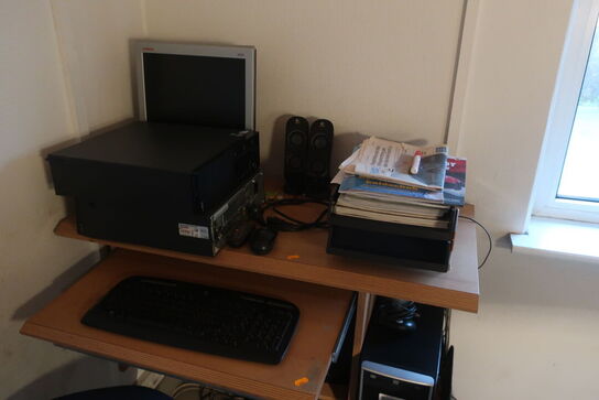 Skrivebord med indhold samt kontorstol