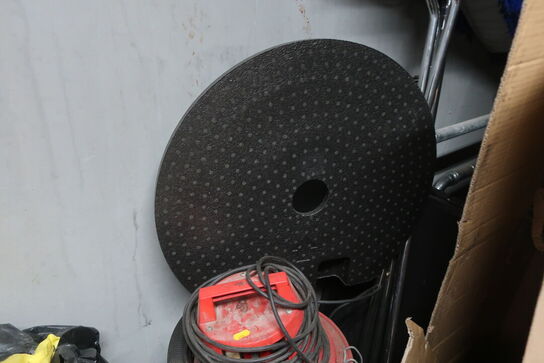 Reol med indhold samt støvsugere