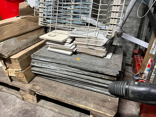 Pallereol med indhold, værktøj og materialer
