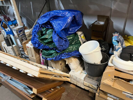 Pallereol med indhold, værktøj og materialer