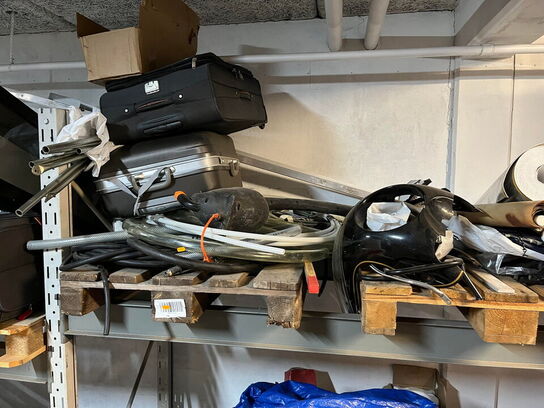 Pallereol med indhold, værktøj og materialer