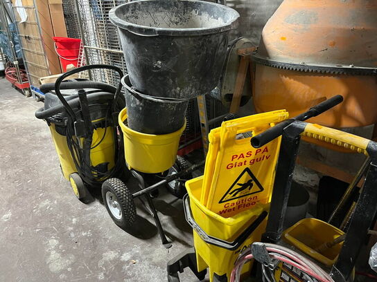 Pallereol med indhold, værktøj og materialer