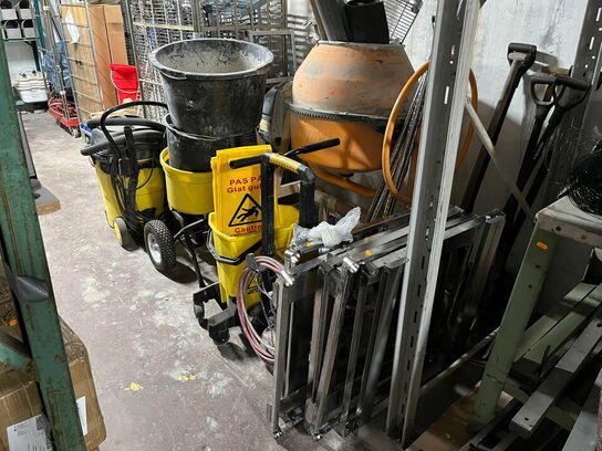 Pallereol med indhold, værktøj og materialer