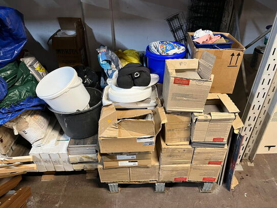Pallereol med indhold, værktøj og materialer