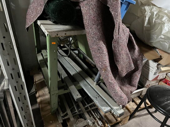 Pallereol med indhold, værktøj og materialer