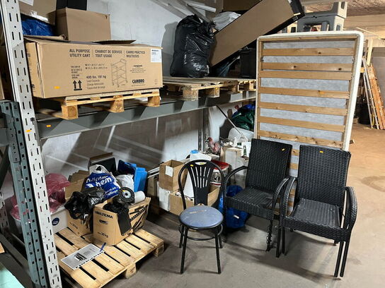Pallereol med indhold, værktøj og materialer