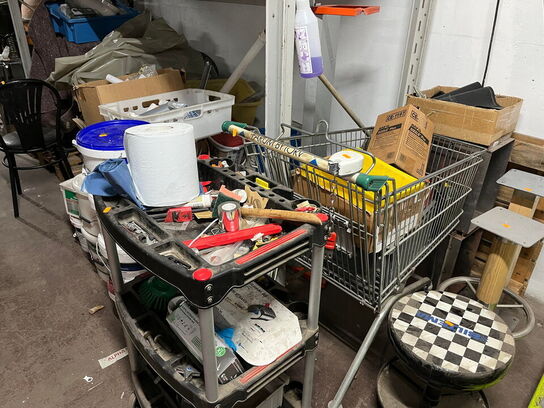 Pallereol med indhold, værktøj og materialer
