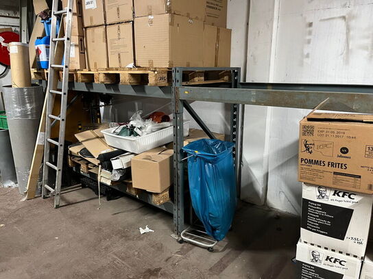 Pallereol med indhold, værktøj og materialer