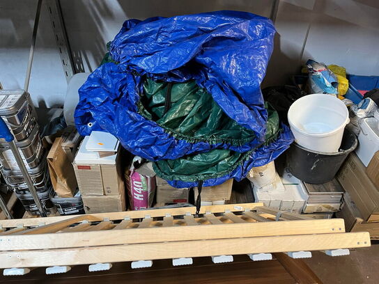 Pallereol med indhold, værktøj og materialer