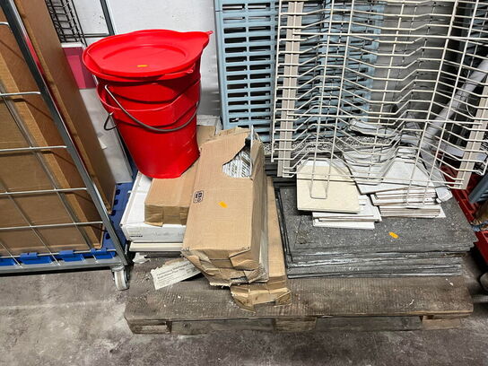 Pallereol med indhold, værktøj og materialer