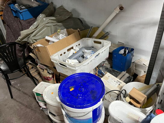 Pallereol med indhold, værktøj og materialer