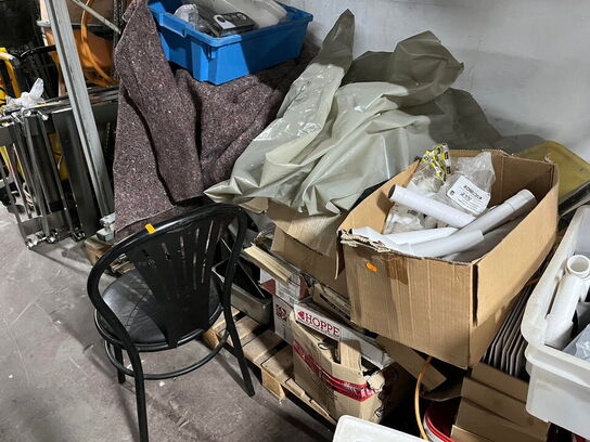 Pallereol med indhold, værktøj og materialer