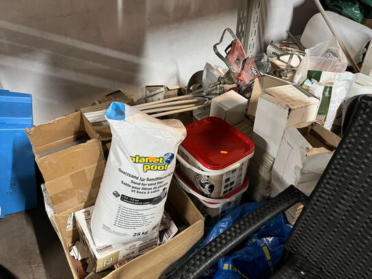 Pallereol med indhold, værktøj og materialer