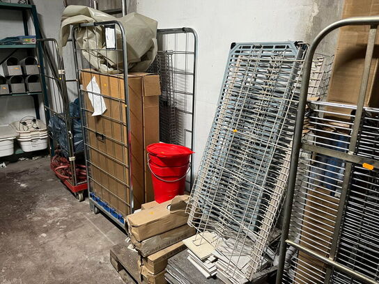 Pallereol med indhold, værktøj og materialer