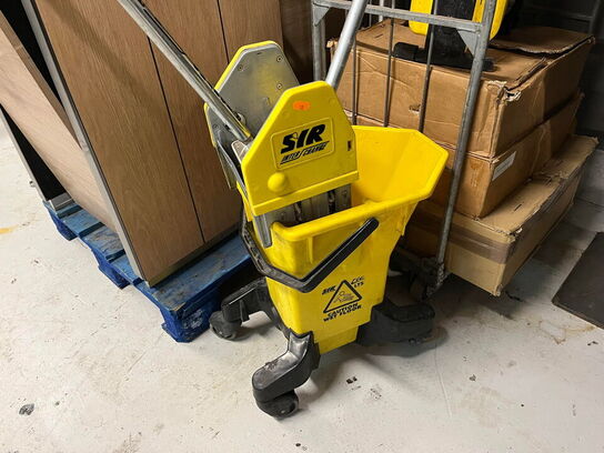 Div. indbo, skilt og materialer