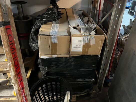 Pallereol med indhold, værktøj og materialer