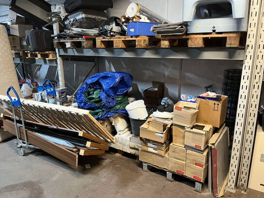 Pallereol med indhold, værktøj og materialer