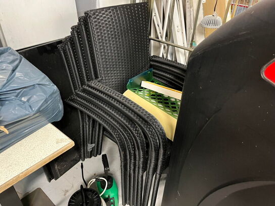 Div. indbo, skilt og materialer