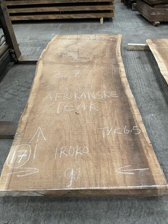 Træplanke i IROKO (Afr. teak) 2,27x0,90/0,97m - 6,5 cm tyk